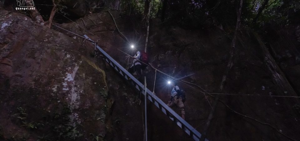 climbing to a ladder at tien son