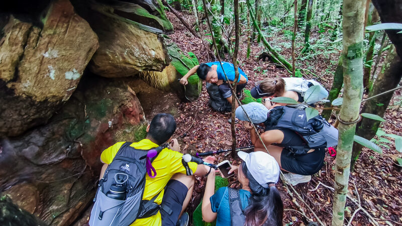 see a little cave in Suoi Da Ngon
